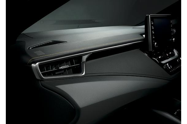 カローラ スポーツ 特別仕様車 スモークシルバーメタリック塗装（インパネオーナメント）