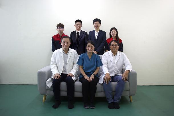 Wondaleaf (Alex Wong, Reuben Tang, Louis Tang, Wong Ping Ming, John Tang, Lau Yien Yien and Sii How Sing)