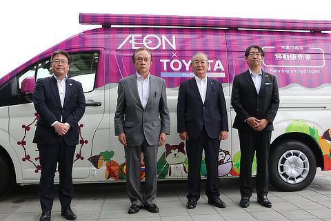 M. Tsuji, President of AEON TOHOKU, S. Izawa, Mayor of Futaba Town, K. Yoshida, Mayor of Namie Town, Y. Hamamura, Senior General Manager of Toyota