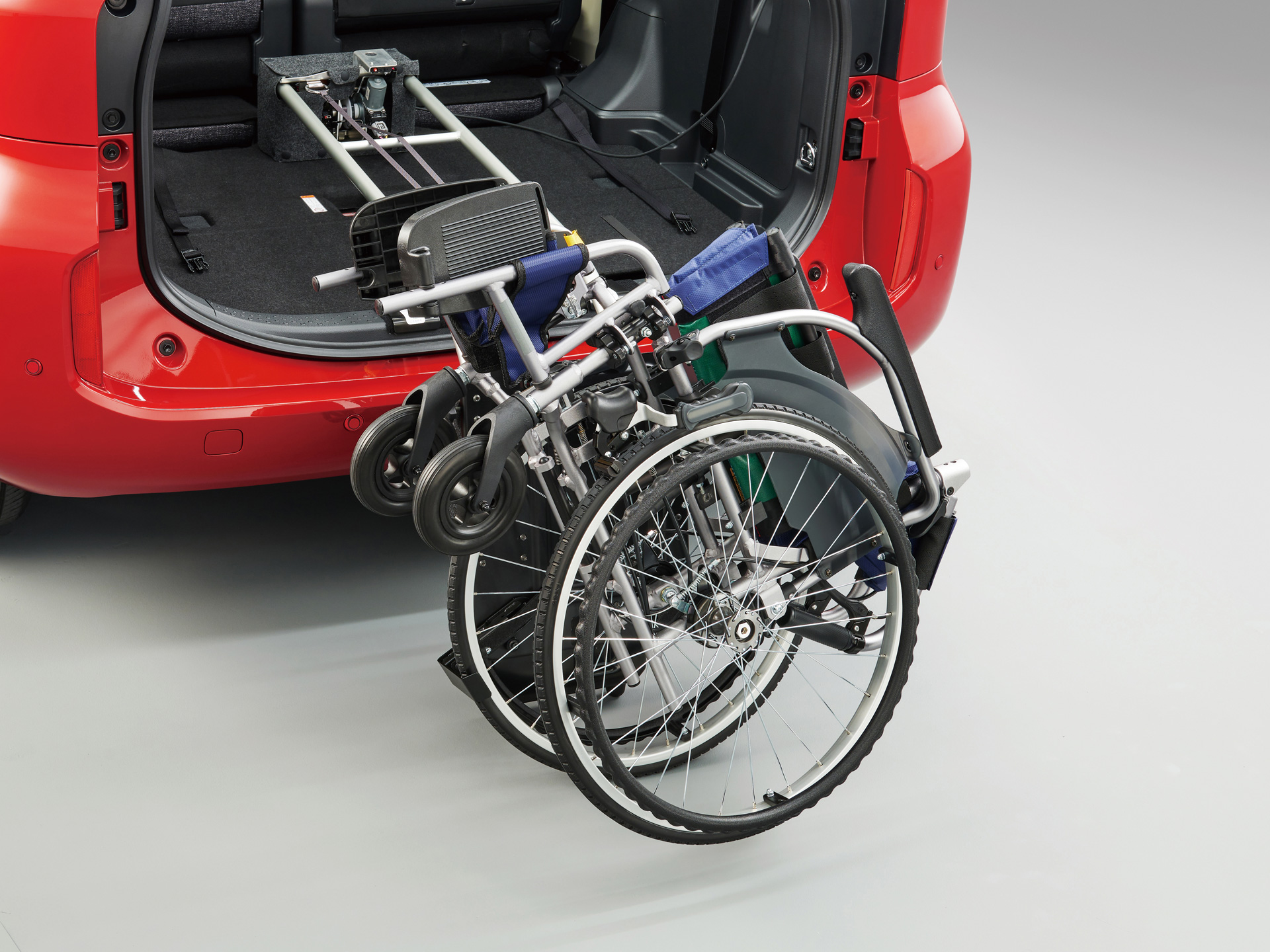 バッテリー上がり防止にプリウスで使用、介護用車椅子、収納装置