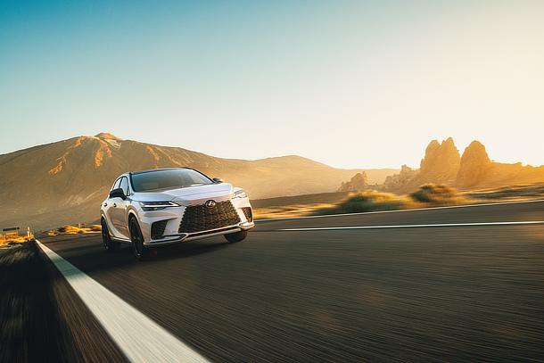 RX500h“F SPORT Performance”（ホワイトノーヴァガラスフレーク）＜オプション装着車＞