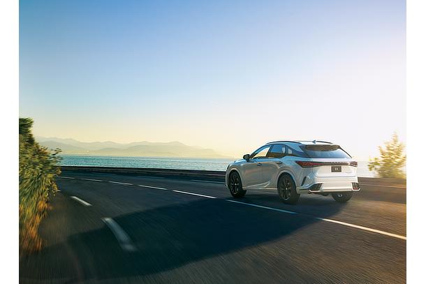 RX500h“F SPORT Performance”（ホワイトノーヴァガラスフレーク）＜オプション装着車＞