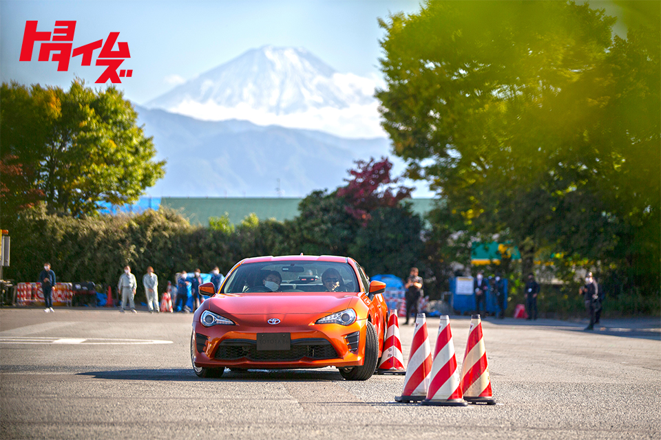 “速く走るプロ”が警察官に運転を教えた