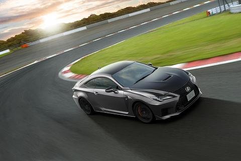 RC F“Carbon Exterior package”（ソニッククロム）＜オプション装着車＞