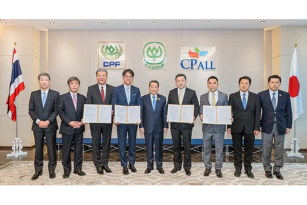 Satoshi Ogiso, President and CEO of Hino Motors Ltd., Masanori Katayama, Chairman and Representative Director, CEO of Isuzu Motors Limited, Hiroki Nakajima, President of CJPT, Koji Sato, President and CEO of Toyota, Dhanin Chearavanont, Senior Chairman of CP, Soopakij Chearavanont Chairman of CP, Kachorn Chiaravanont, President of True Leasing and Member of Executive Committee of CP, Narong Chearavanont Senior Vice Chairman of CP, Supachai Chearavanont, Chief Executive Officer of CP