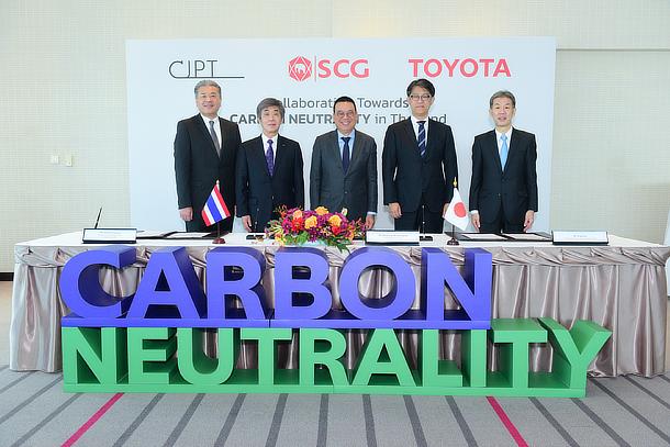 (Left to right) Hiroki Nakajima, President of CJPT, Masanori Katayama, Chairman and Representative Director, CEO of Isuzu Motors Limited, Roongrote Rangsiyopash, CEO of SCG, Koji Sato, President and CEO of Toyota, Satoshi Ogiso, President and CEO of Hino Motors Ltd.