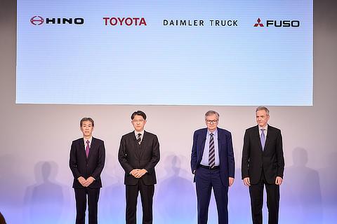 （左から）日野自動車 代表取締役社長 CEO　小木曽 聡、トヨタ自動車 社長 CEO　佐藤 恒治、ダイムラートラック CEO　マーティン・ダウム、三菱ふそう 代表取締役社長・CEO　カール・デッペン