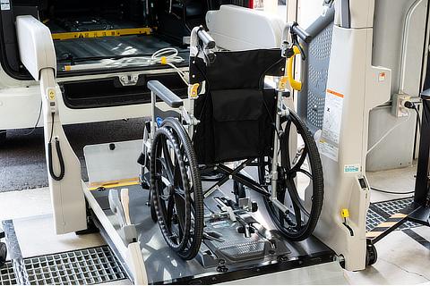 One-touch wheelchair fixation device
