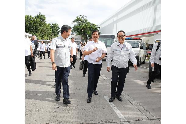 工場を視察するフィリピンのマルコス大統領とトヨタ自動車の豊田会長