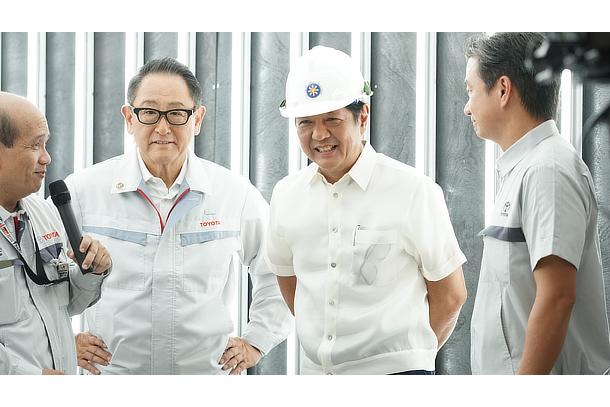 工場を視察するフィリピンのマルコス大統領とトヨタ自動車の豊田会長