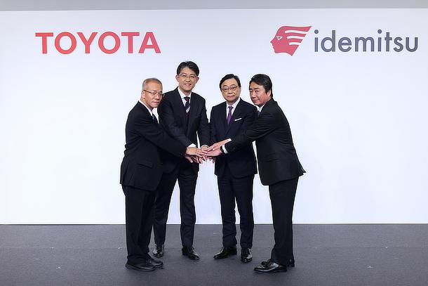 Keiji Kaita, President, Carbon Neutral Advanced Engineering Development Center, Toyota Motor Corporation / Koji Sato, President and CEO, Toyota Motor Corporation / Shunichi Kito, Representative Director, President and Chief Executive Officer, Idemitsu Kosan Co.,Ltd. / Hajime Nakamoto, Senior Managing Executive Officer, Idemitsu Kosan Co.,Ltd.
