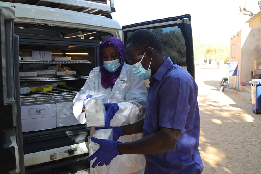 Unloading vaccines that arrived (Niger)