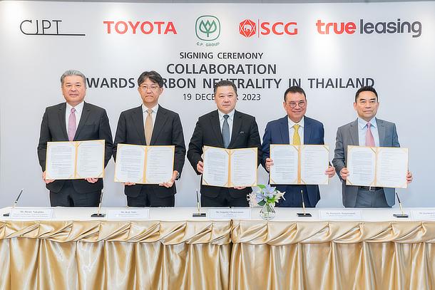 (Left to right) Hiroki Nakajima, President of CJPT; Koji Sato, President and CEO of Toyota; Soopakij Chearavanont, Chairman of CP; Roongrote Rangsiyopash, President and CEO of SCG; Kachorn Chiaravanont, President of True Leasing and Member of Executive Committee of CP