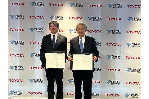 Signing of the basic agreement on cooperation (Toyota Hydrogen Factory Chief Project Leader Yoshihiko Hamamura (L) and Chiyoda Senior Vice President Norimasa Matsuoka)