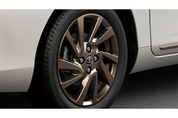 アクア 特別仕様車 Z“Raffine” 195/55R16タイヤ＆16×6Jアルミホイール（ブロンズ／センターオーナメント付）［2WD］