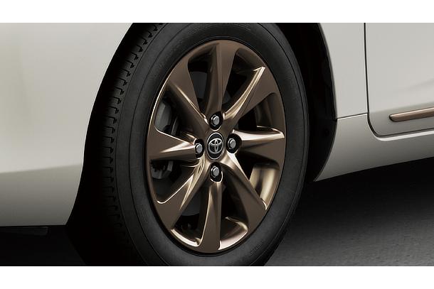 アクア 特別仕様車 Z“Raffine” 185/65R15タイヤ＆15×6Jアルミホイール（ブロンズ／センターオーナメント付）［E-Four］