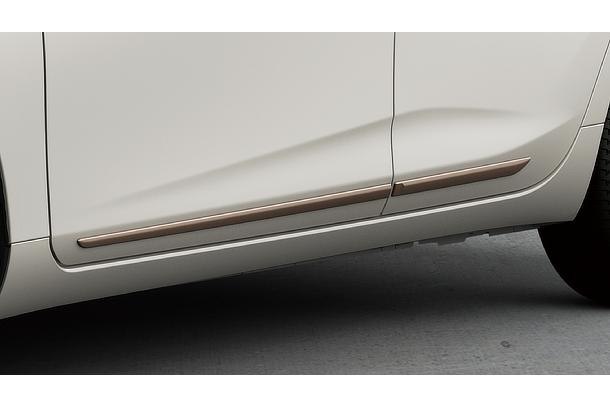 アクア 特別仕様車 Z“Raffine” サイドガーニッシュ（ブロンズメタリック塗装）＜販売店装着オプション＞
