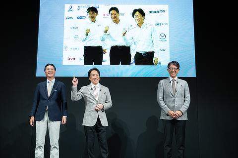 (Left to right) Atsushi Osaki, Representative Director, President and CEO, SUBARU CORPORATION; Masahiro Moro, Representative Director, President and CEO, MAZDA Motor Corporation; Koji Sato, President, Member of the Board of Directors and CEO, Toyota Motor Corporation