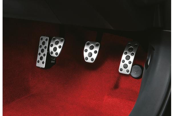 GR86 RZ (6MT) Interior color: Black x Red