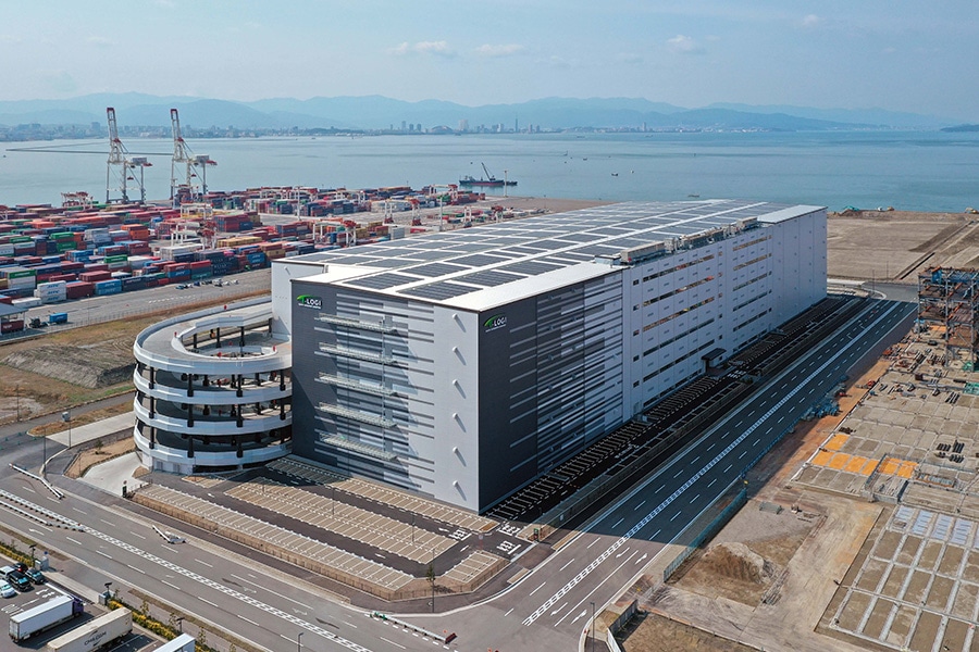 The new logistics center "AEON Fukuoka XD"