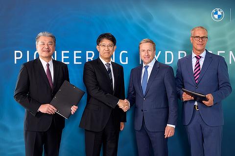 (Left to right) Hiroki Nakajima, Executive Vice President of Toyota Motor Corporation, Koji Sato, President of Toyota Motor Corporation, Oliver Zipse, Chairman of the Board of Management of BMW AG, Frank Weber, Member of the Board of Management of BMW AG, Development