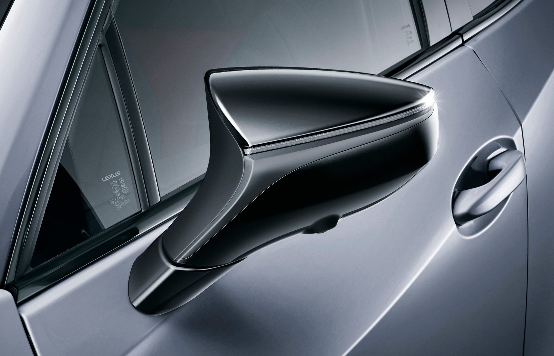 LEXUS、「UX300h」に特別仕様車“F SPORT Emotional Explorer
