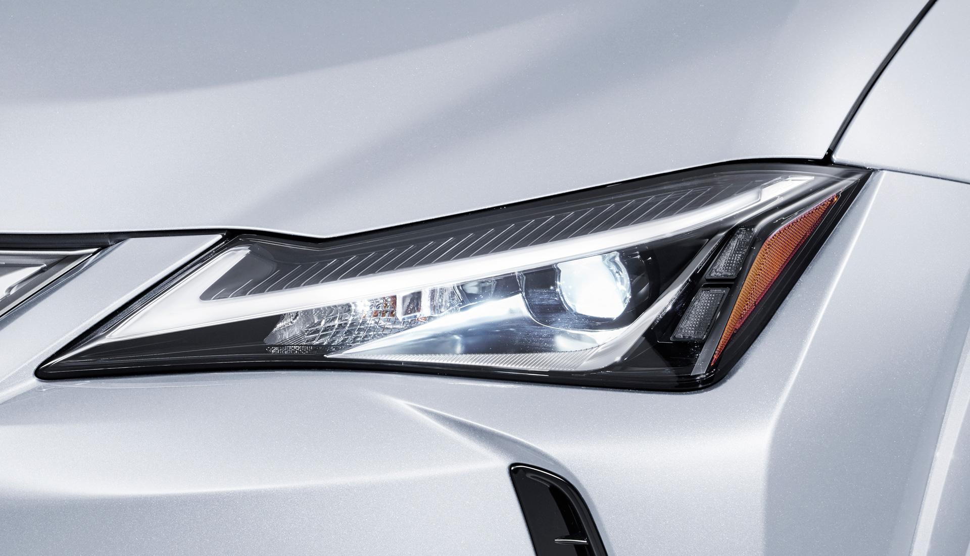LEXUS、「UX300h」に特別仕様車“F SPORT Emotional Explorer”および