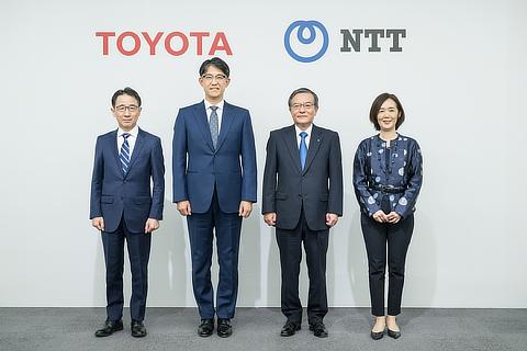 （左から）トヨタ自動車株式会社 シニアフェロー　山本 圭司、代表取締役社長　佐藤 恒治、日本電信電話株式会社 代表取締役社長　島田 明、常務取締役　大西 佐知子