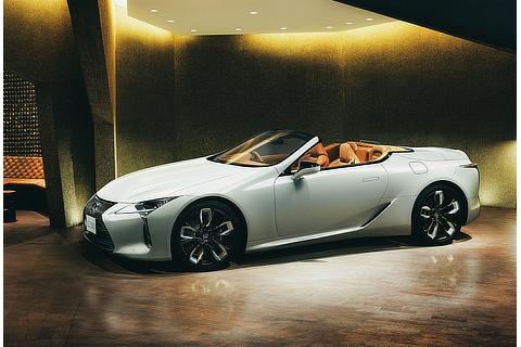 LC500 Convertible（ホワイトノーヴァガラスフレーク）