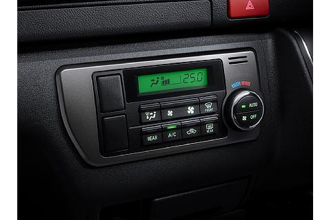 フロントエアコンプッシュ式コントロールパネル（ダークシルバー加飾）