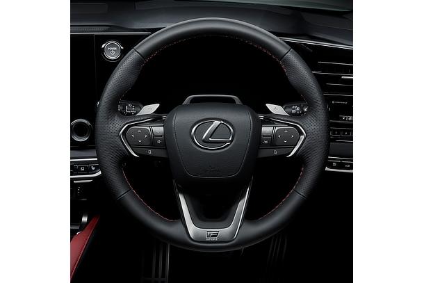 “F SPORT Performance”インテリア（ディンプル本革ステアリング（パドルシフト付））