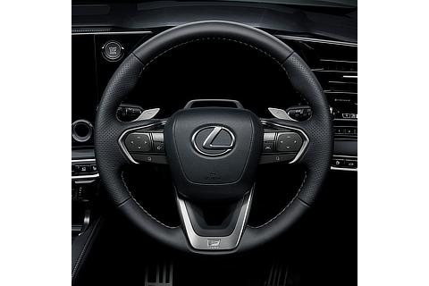 “F SPORT”インテリア（ディンプル本革ステアリング（パドルシフト付））