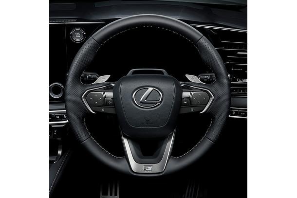 “F SPORT”インテリア（ディンプル本革ステアリング（パドルシフト付））