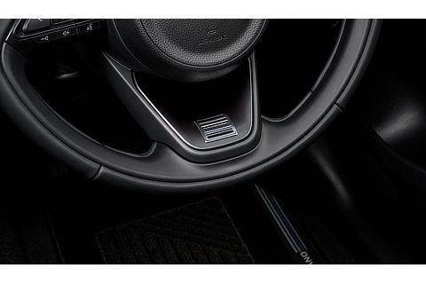 特別仕様車 Z“URBANO”ステアリングエンブレム（販売店装着オプション）
