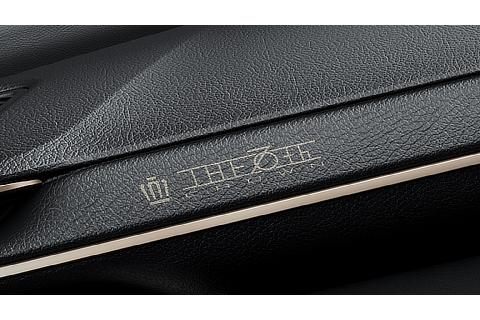 専用レザー加飾（THE 70th ロゴ入り・インストルメントパネル）