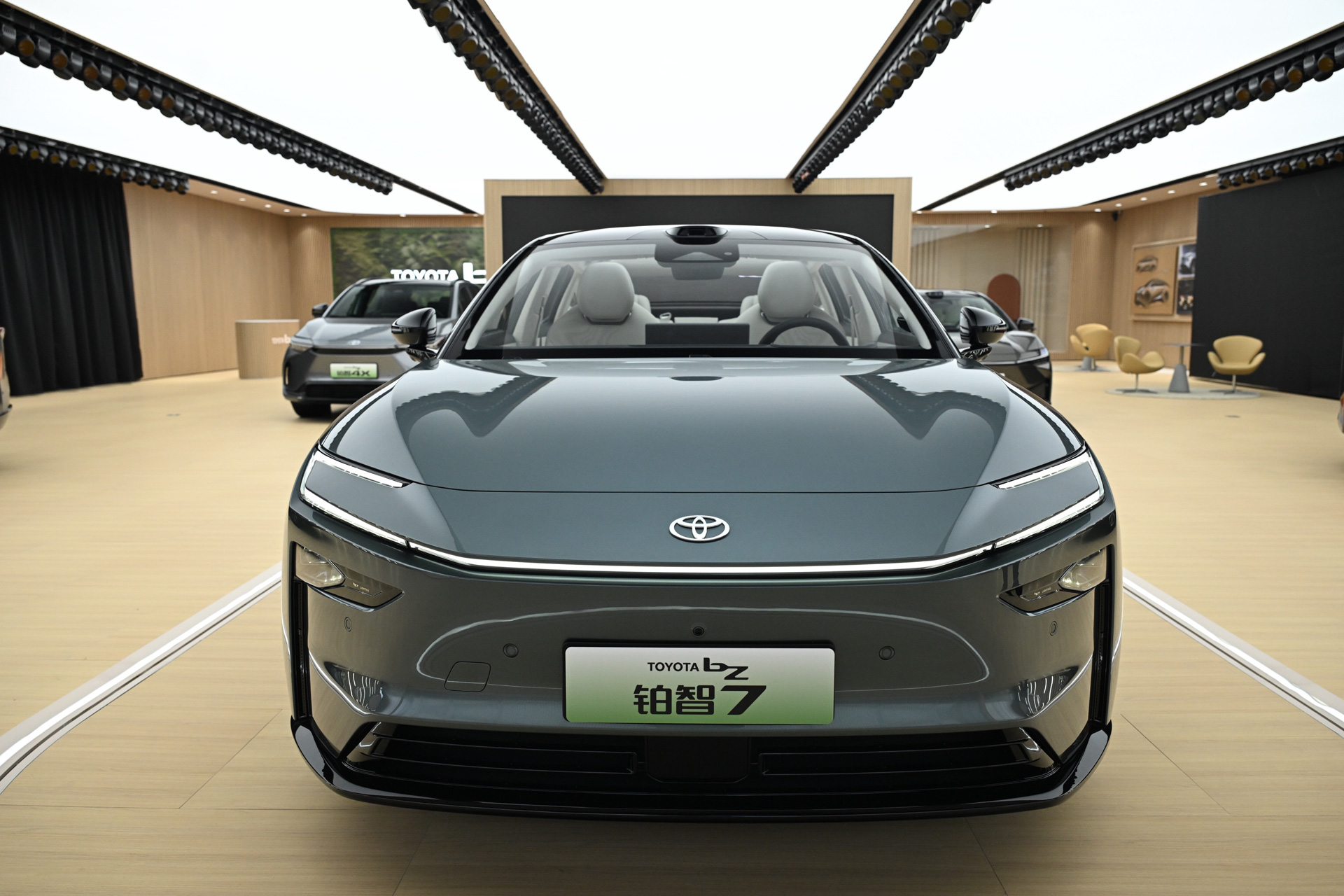新型車「bZ7」や「LEXUS ES」の新型を上海モーターショーで世界 新型車「bZ7」や「LEXUS ES」の新型を上海モーターショーで世界