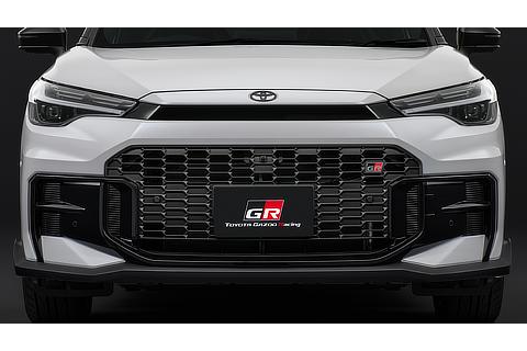 専用フロントバンパー、専用ラジエーターグリル＜オプション装着車＞