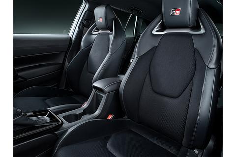 専用スポーツシート（GRロゴ付）／シート表皮（合成皮革＋ブランノーブ®パーフォレーション＆グレーステッチ／スモークシルバーメタリック加飾付）
