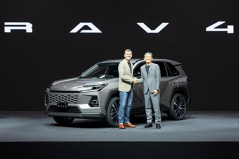 (Left to right) Simon Humphries, Member of the Board of Directors, Operating Officer, Chief Branding Officer, Senior General Manager of Design, Head of Design / Hajime Kumabe, Chief Executive Officer and Representative Director of Woven by Toyota