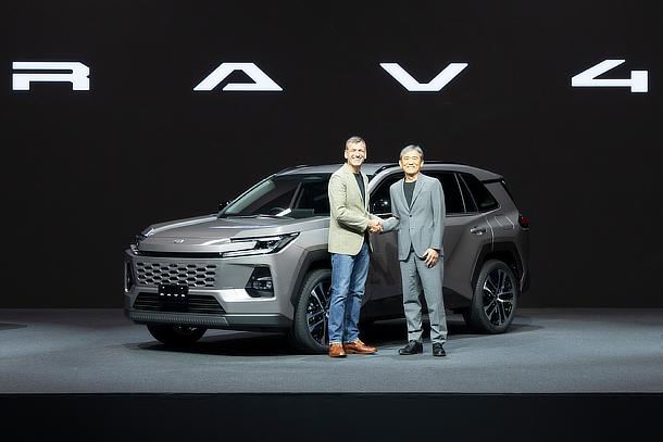 (Left to right) Simon Humphries, Member of the Board of Directors, Operating Officer, Chief Branding Officer, Senior General Manager of Design, Head of Design / Hajime Kumabe, Chief Executive Officer and Representative Director of Woven by Toyota