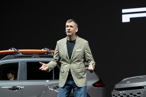 Simon Humphries, Member of the Board of Directors, Operating Officer, Chief Branding Officer, Senior General Manager of Design, Head of Design