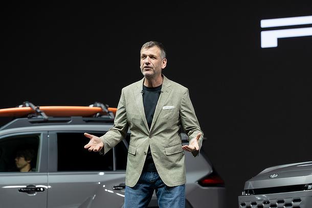 Simon Humphries, Member of the Board of Directors, Operating Officer, Chief Branding Officer, Senior General Manager of Design, Head of Design