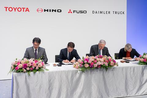 （左から）トヨタ自動車 代表取締役社長・CEO　佐藤 恒治、日野自動車 代表取締役社長・CEO　小木曽 聡、新統合持株会社CEO 兼 三菱ふそうトラック・バス 代表取締役社長・CEO　カール・デッペン、ダイムラートラック社 CEO　カリン・ラドストロム