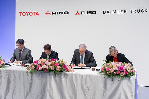 （左から）トヨタ自動車 代表取締役社長・CEO　佐藤 恒治、日野自動車 代表取締役社長・CEO　小木曽 聡、新統合持株会社CEO 兼 三菱ふそうトラック・バス 代表取締役社長・CEO　カール・デッペン、ダイムラートラック社 CEO　カリン・ラドストロム