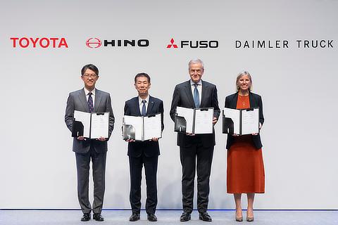 （左から）トヨタ自動車 代表取締役社長・CEO　佐藤 恒治、日野自動車 代表取締役社長・CEO　小木曽 聡、新統合持株会社CEO 兼 三菱ふそうトラック・バス 代表取締役社長・CEO　カール・デッペン、ダイムラートラック社 CEO　カリン・ラドストロム