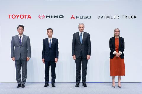 (Left to right) Koji Sato, President and CEO, Toyota Motor Corporation / Satoshi Ogiso, President and CEO, Hino Motors, LTD. / Karl Deppen, President and CEO, Mitsubishi Fuso Truck and Bus Corporation and designated CEO of new holding company, Karin Rådström, CEO, Daimler Truck Holding AG