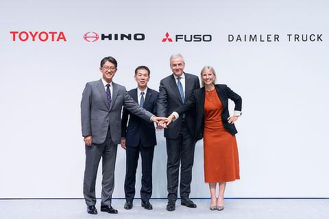 (Left to right) Koji Sato, President and CEO, Toyota Motor Corporation / Satoshi Ogiso, President and CEO, Hino Motors, LTD. / Karl Deppen, President and CEO, Mitsubishi Fuso Truck and Bus Corporation and designated CEO of new holding company, Karin Rådström, CEO, Daimler Truck Holding AG
