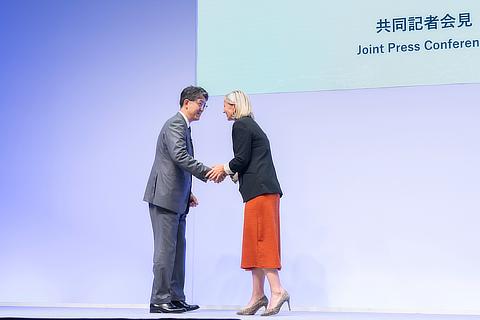 (Left to right) Koji Sato, President and CEO, Toyota Motor Corporation / Karin Rådström, CEO, Daimler Truck Holding AG