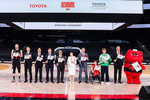 （左から）アルバルク東京　ザック・バランスキー、トヨタ不動産 代表取締役社長　山村 知秀、トヨタアルバルク東京 代表取締役社長　林 邦彦、トヨタアルバルク東京 代表取締役会長　早川 茂、トヨタ自動車／トヨタ不動産 代表取締役会長　豊田 章男、東京都知事　小池 百合子、B.LEAGUE チェアマン　島田 慎二、車いすバスケットボール選手／パラリンピアン　財満 いずみ、D.LEAGUE CyberAgent Legit所属　TAKUMI、スポーツ庁 長官　室伏 広治、ルーク