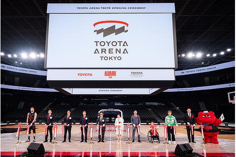 （左から）アルバルク東京　ザック・バランスキー、トヨタ不動産 代表取締役社長　山村 知秀、トヨタアルバルク東京 代表取締役社長　林 邦彦、トヨタアルバルク東京 代表取締役会長　早川 茂、トヨタ自動車／トヨタ不動産 代表取締役会長　豊田 章男、東京都知事　小池 百合子、B.LEAGUE チェアマン　島田 慎二、車いすバスケットボール選手／パラリンピアン　財満 いずみ、D.LEAGUE CyberAgent Legit所属　TAKUMI、スポーツ庁 長官　室伏 広治、ルーク